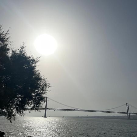 Quarto De Casal Close To Lisbon Flat Equipado Almada Buitenkant foto