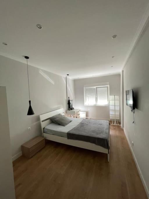 Quarto De Casal Close To Lisbon Flat Equipado Almada Buitenkant foto