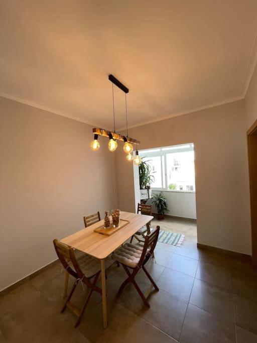 Quarto De Casal Close To Lisbon Flat Equipado Almada Buitenkant foto