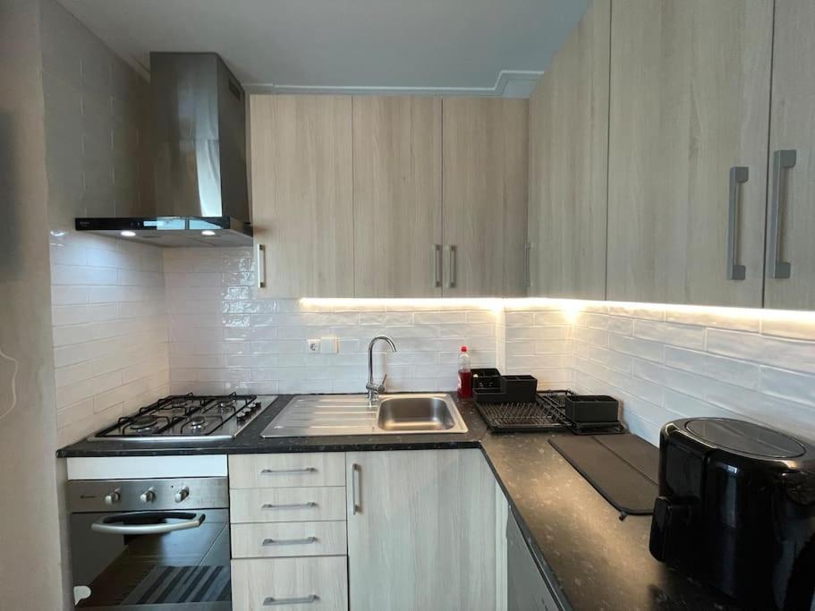 Quarto De Casal Close To Lisbon Flat Equipado Almada Buitenkant foto