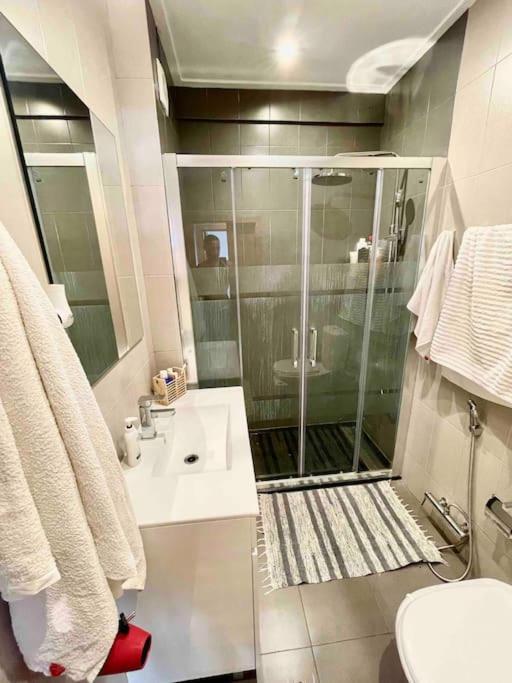 Quarto De Casal Close To Lisbon Flat Equipado Almada Buitenkant foto