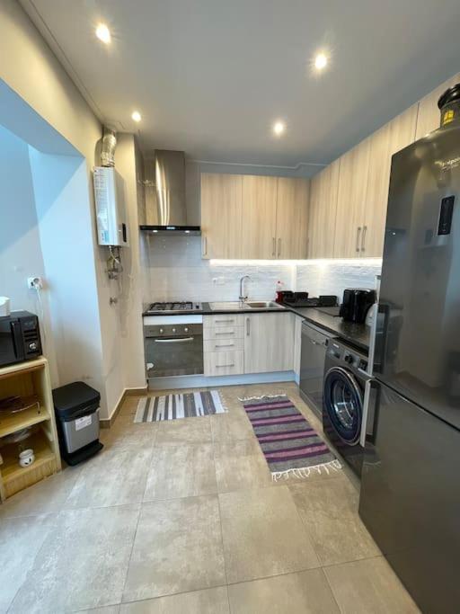 Quarto De Casal Close To Lisbon Flat Equipado Almada Buitenkant foto