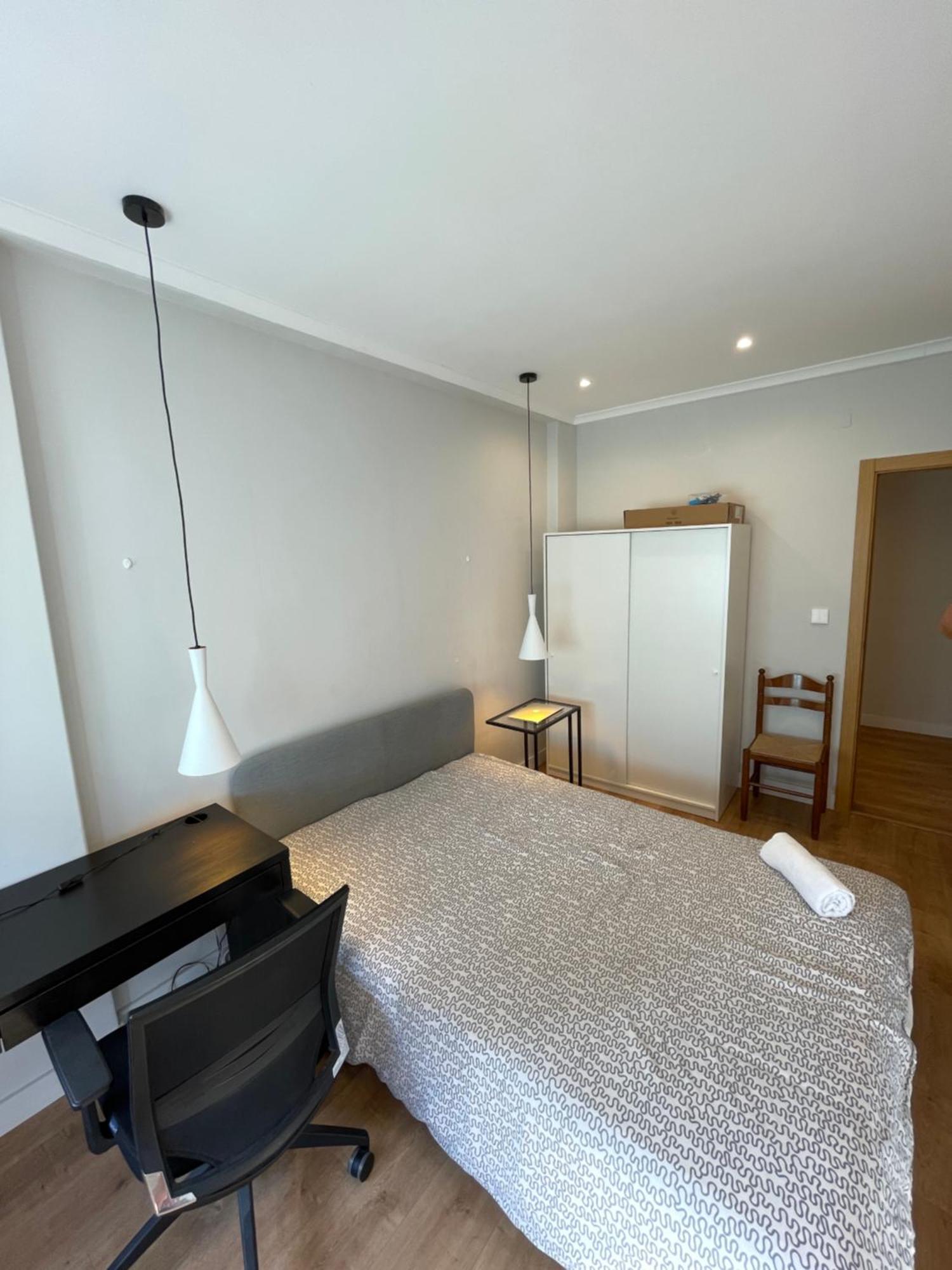 Quarto De Casal Close To Lisbon Flat Equipado Almada Buitenkant foto