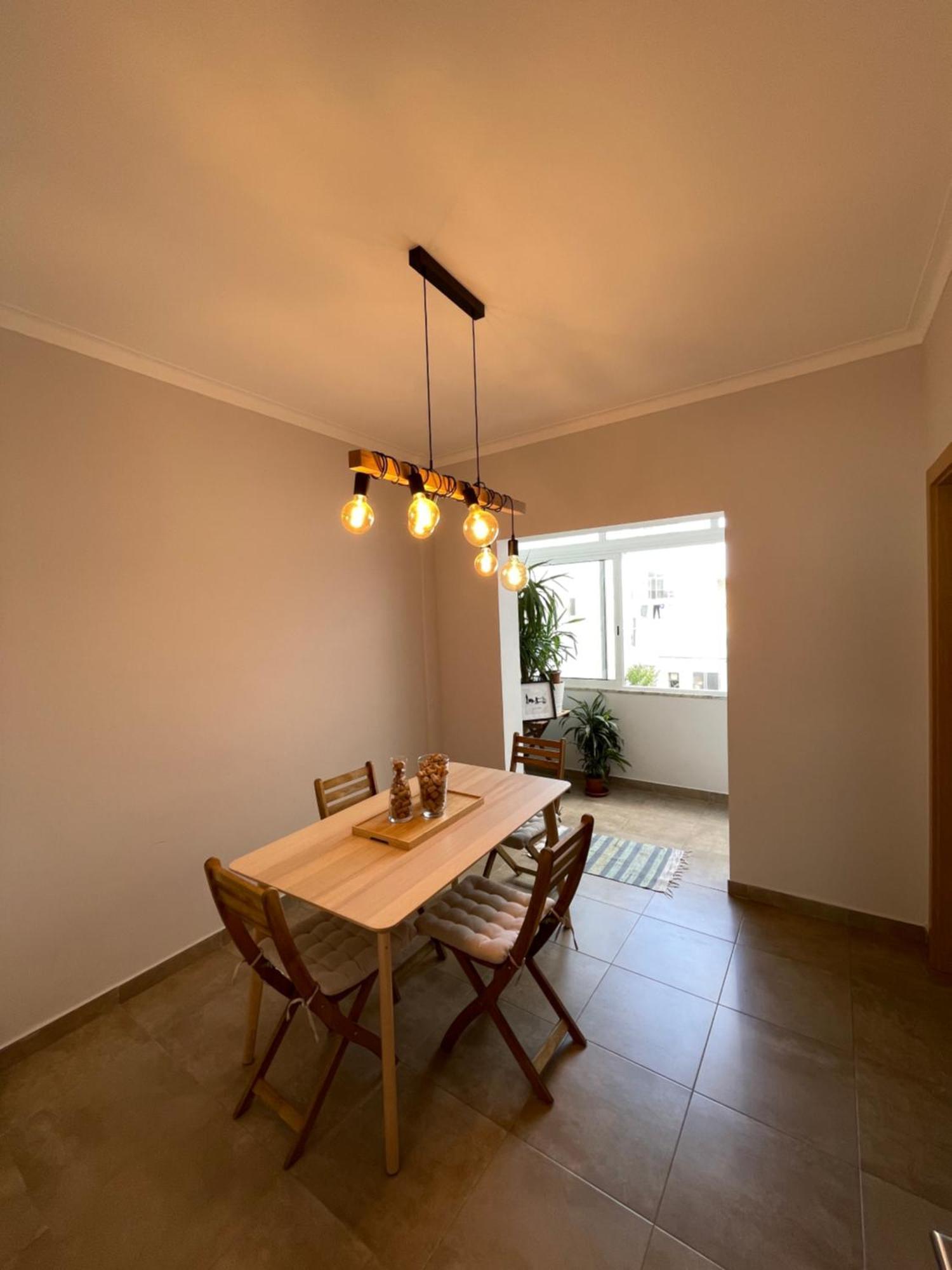 Quarto De Casal Close To Lisbon Flat Equipado Almada Buitenkant foto