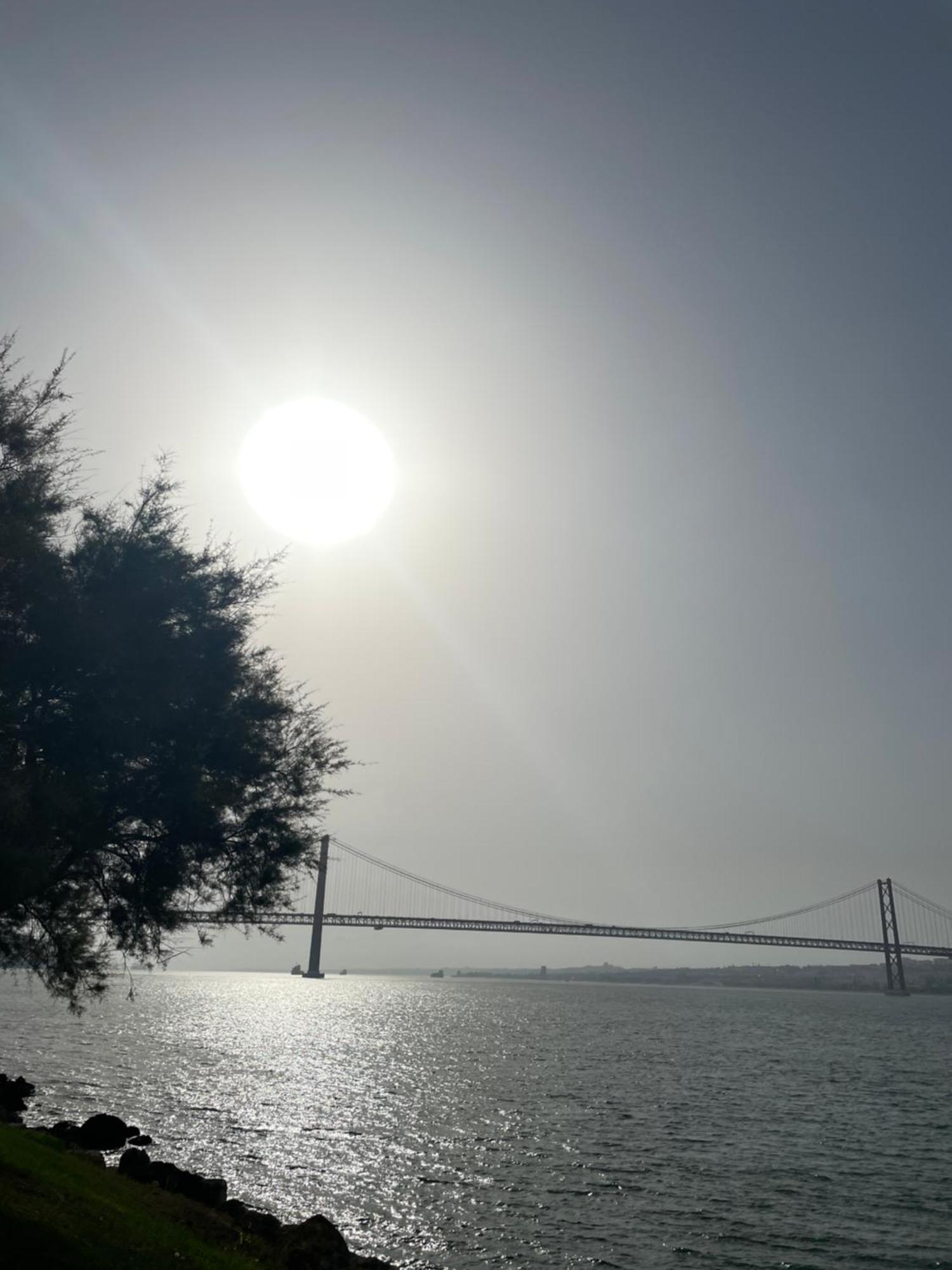 Quarto De Casal Close To Lisbon Flat Equipado Almada Buitenkant foto