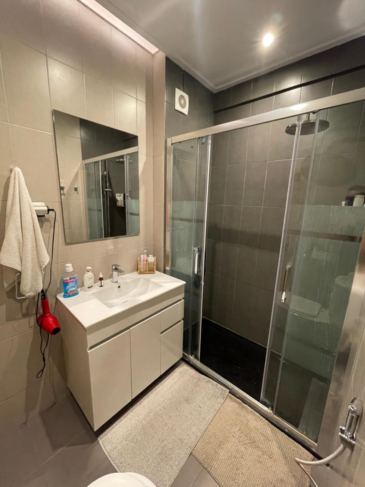 Quarto De Casal Close To Lisbon Flat Equipado Almada Buitenkant foto