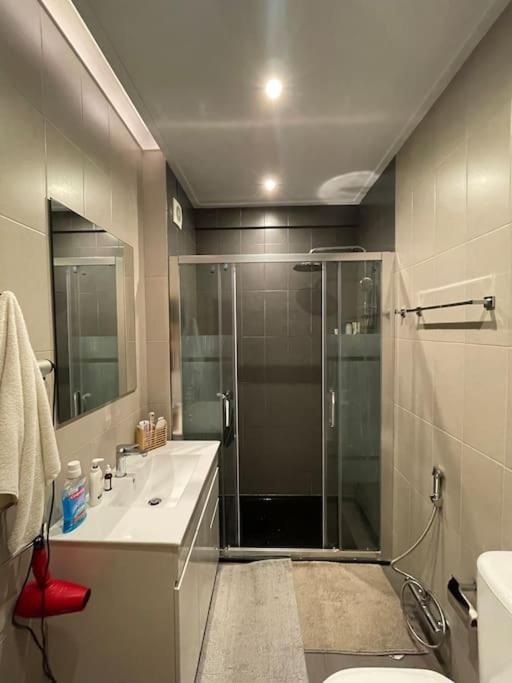Quarto De Casal Close To Lisbon Flat Equipado Almada Buitenkant foto